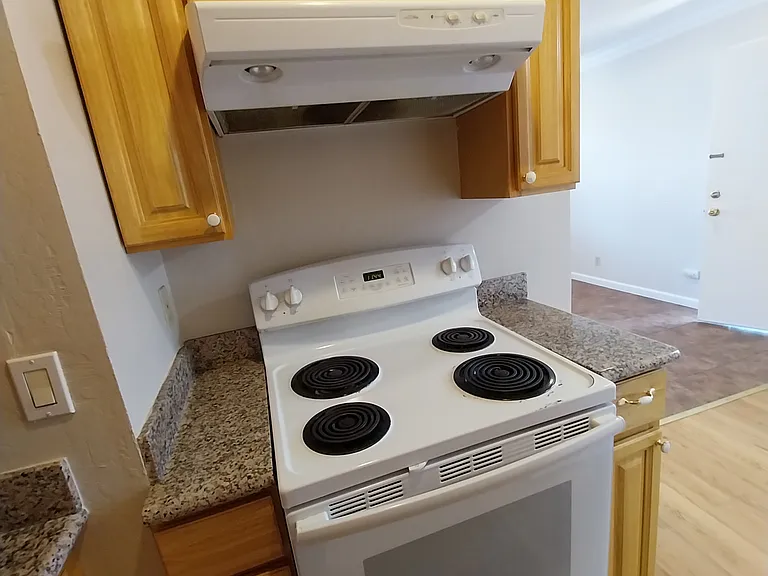 504 Maple St #4 — Photo 6