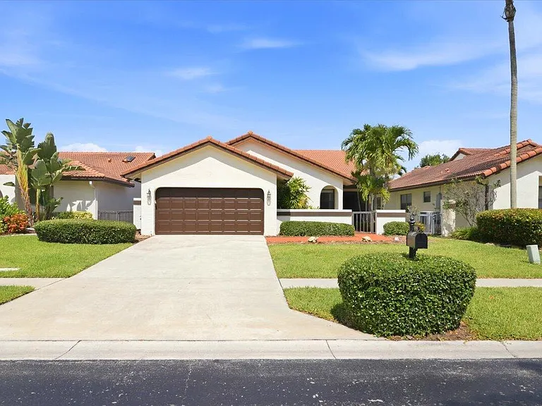 21583 Villa Nova Dr — Photo 2