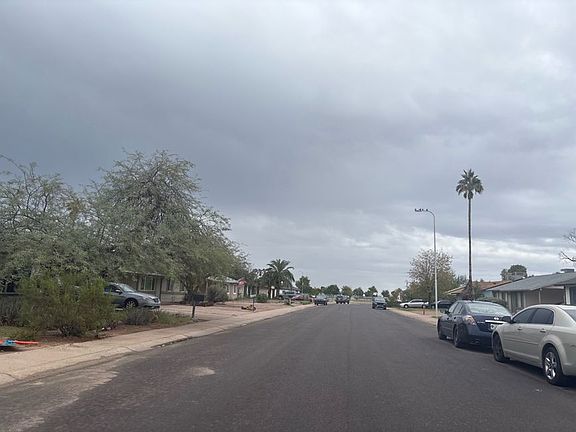 Exterior Neighborhood (street photo)