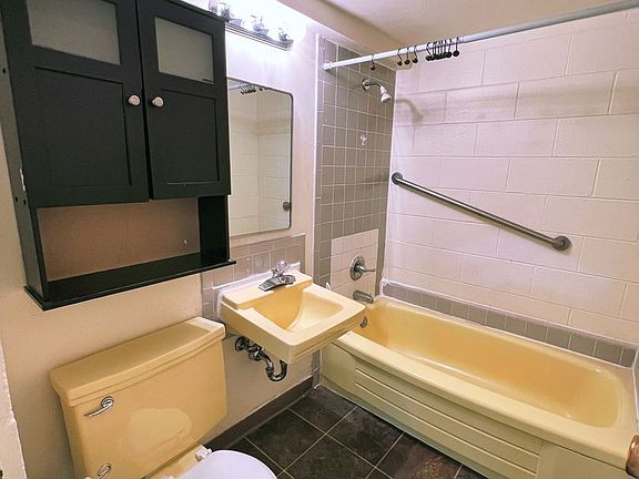 2nd image of 2204 W Northern Lights Blvd #7