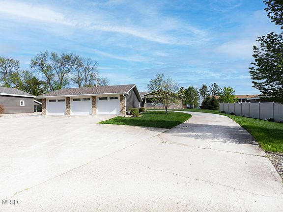 3rd image of 620 N Lake Dr