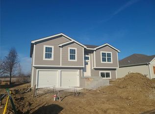 2216 Pemberton Dr, Harrisonville, MO 64701