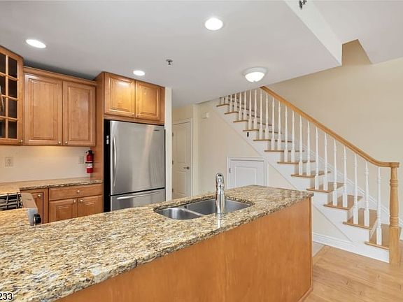 5th image of 453 Springfield Ave