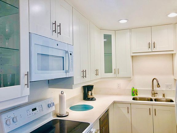 2nd image of 2510 Torrey Pines Rd Unit 214