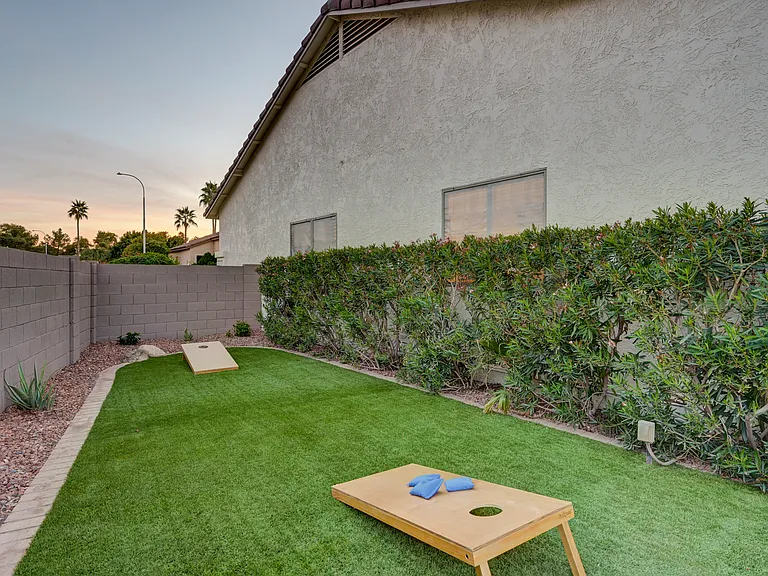 2144 W Olive Way — Photo 13