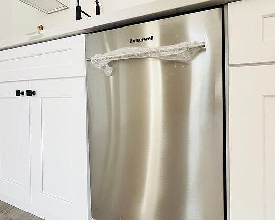 4th image of 421 E Chevy Chase Dr #1/4