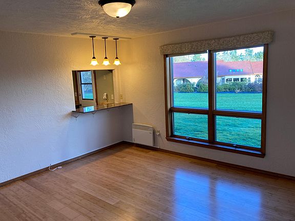 Livingroom with breakfast bar