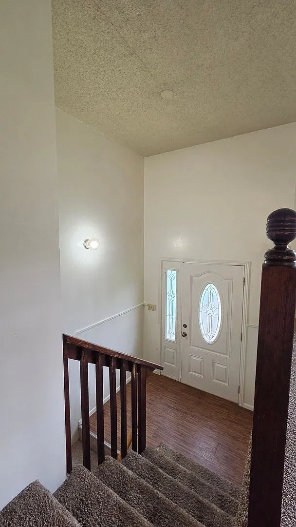Large Four Bedroom House with Double garage and Fenced Yard — Photo 3