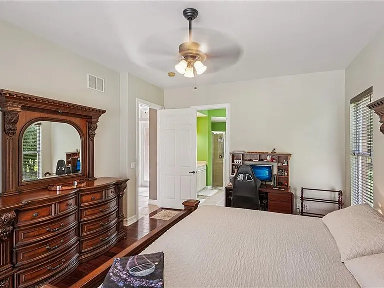 2621 Golden Gate Blvd W — Photo 21