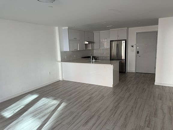 3rd image of 10909 15th Ave #504