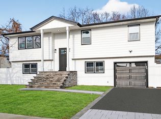 244 N Erie Ave, Lindenhurst, NY 11757