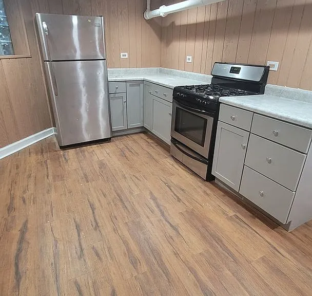 8010 S Saint Lawrence Ave — Photo 2