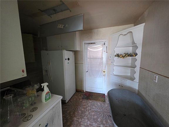 3rd image of 2105 Shirley Dr