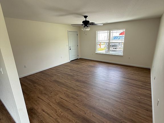 4th image of 1910 Longview Dr
