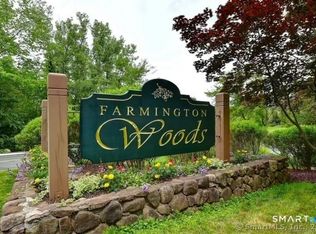8 Crossroads Ln #8, Avon, CT 06001