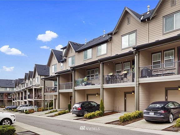 3rd image of 1318 Greenwich Walk NE
