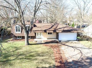 340 Union Lake Rd, White Lake, MI 48386