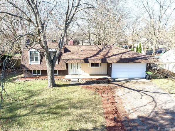 340 Union Lake Rd, White Lake, MI 48386