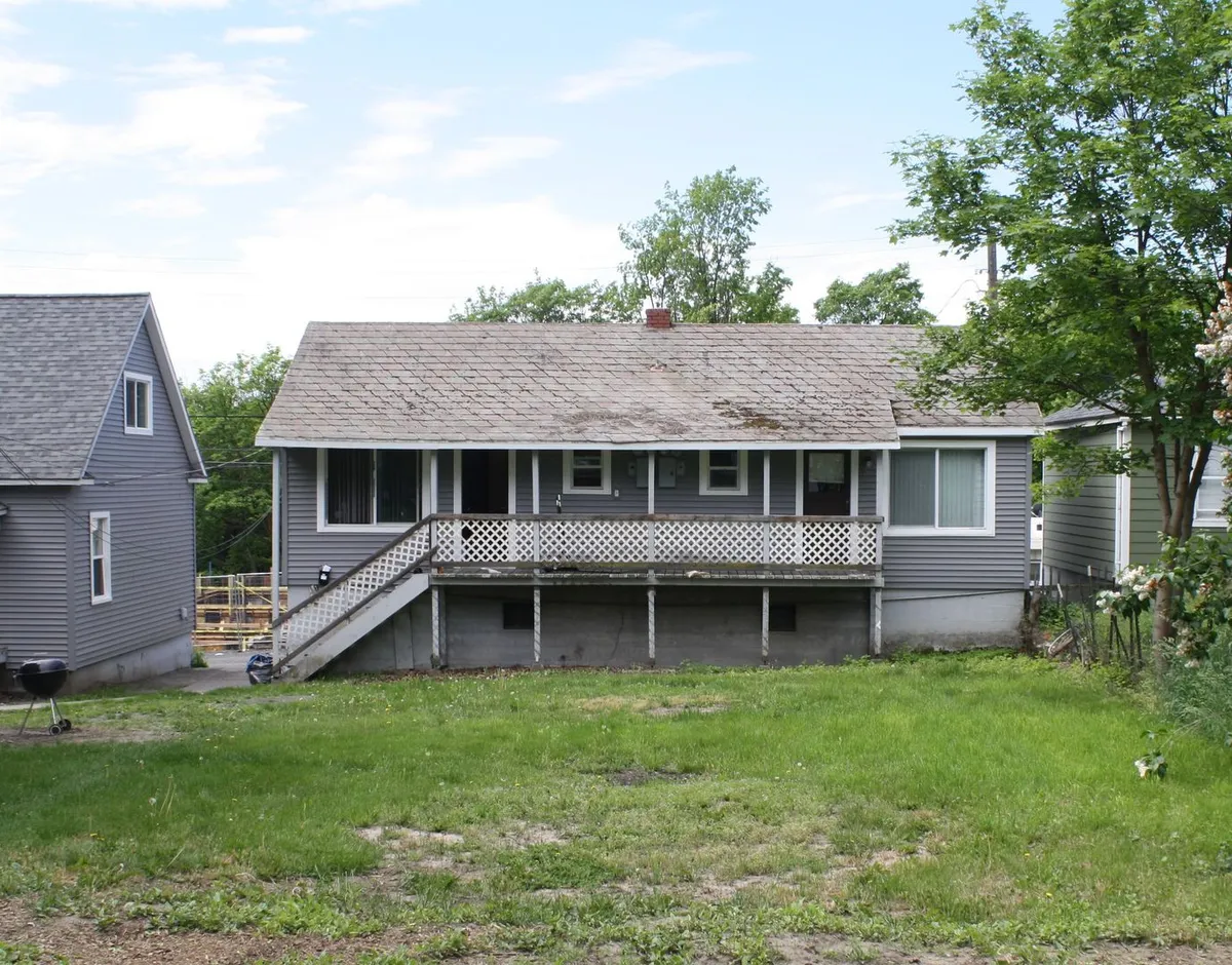 Primary Photo - 445-447 NE Campus St