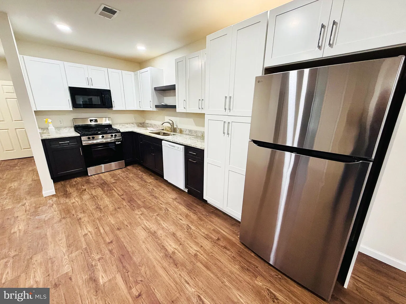 3 bed, 2.0 bath, 1680 sqft, $2,500 — Photo 2