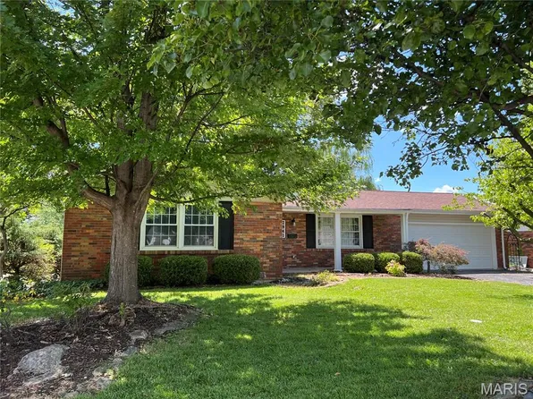 2941 Elmcrest Dr, Saint Charles, MO 63301