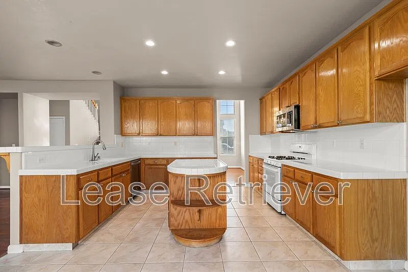 4 bed, 2.5 bath, 2400 sqft, $2,800 — Photo 3