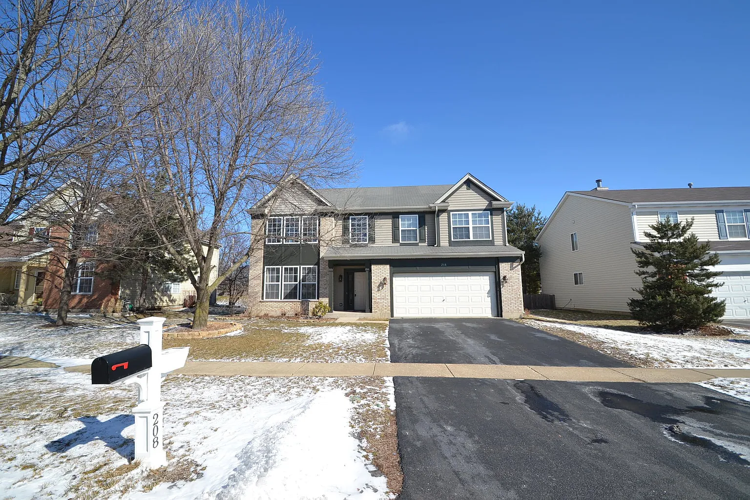 208 Lexington Ct photo 1