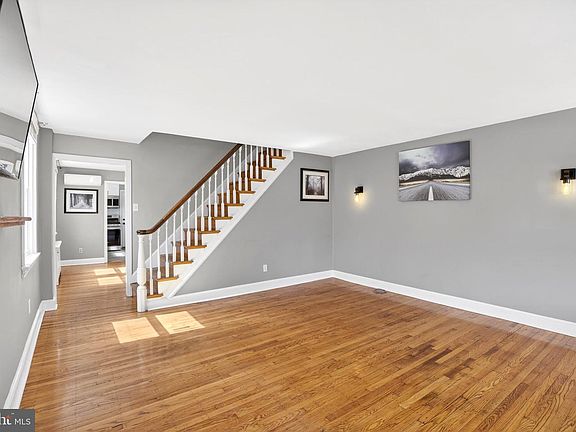 3rd image of 712 Clarendon Rd