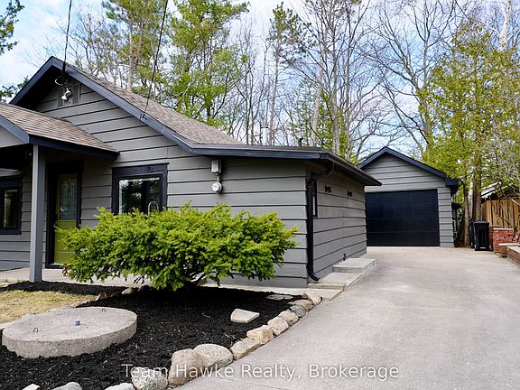 3rd image of 283 Tiny Beaches Rd S