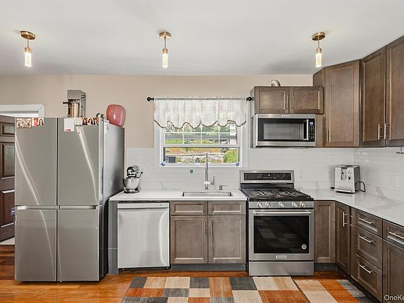 4th image of 556 Lakes Road
