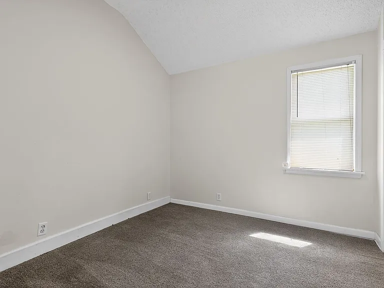 2604 Robinson St — Photo 7