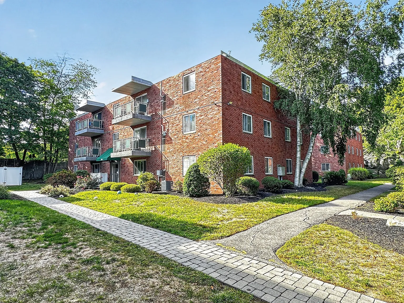2 bed, 1.0 bath, 733 sqft, $2,450 — Photo 2