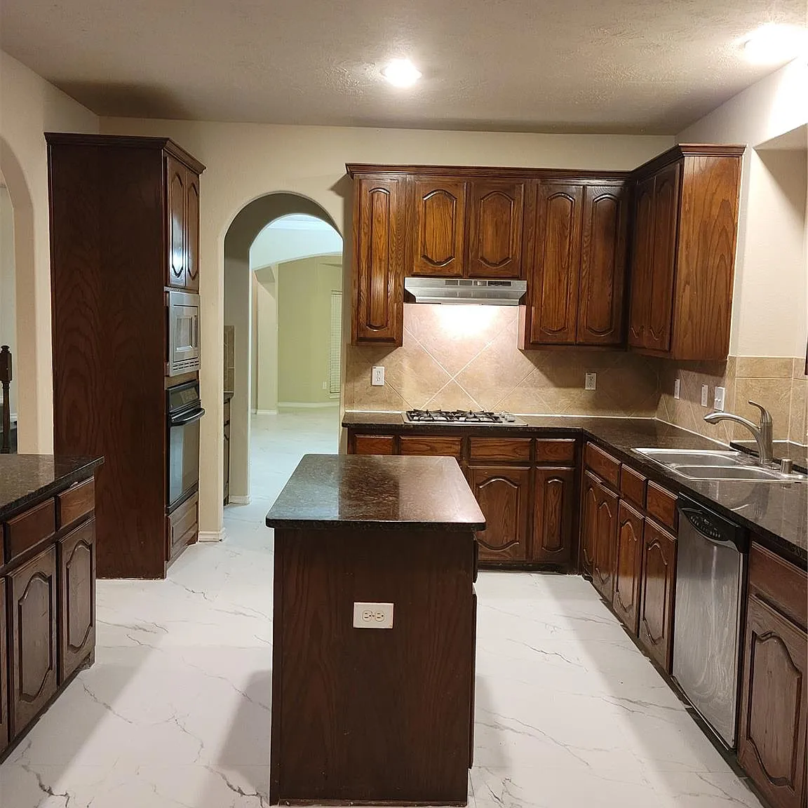5 bed, 3.5 bath, 4008 sqft, $3,250 — Photo 2
