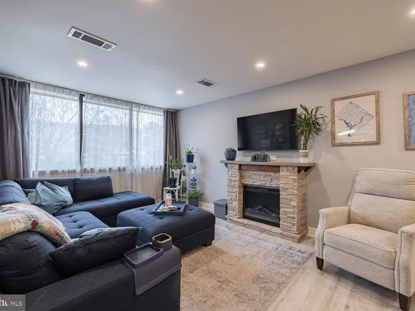 489 N Armistead St APT 303, Alexandria, VA 22312
