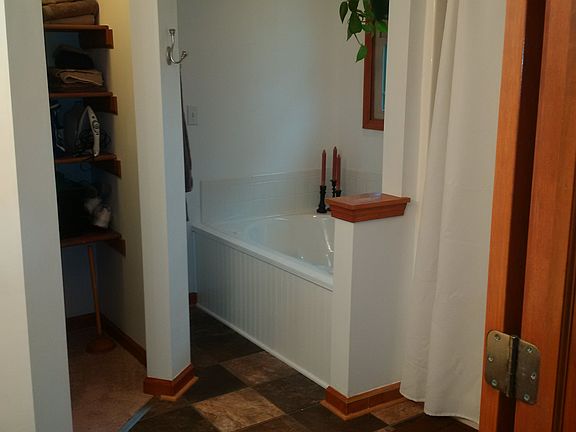 Master Bath w/whirlpool tub