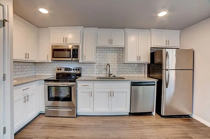 2431 E 10th St #5 — Photo 1