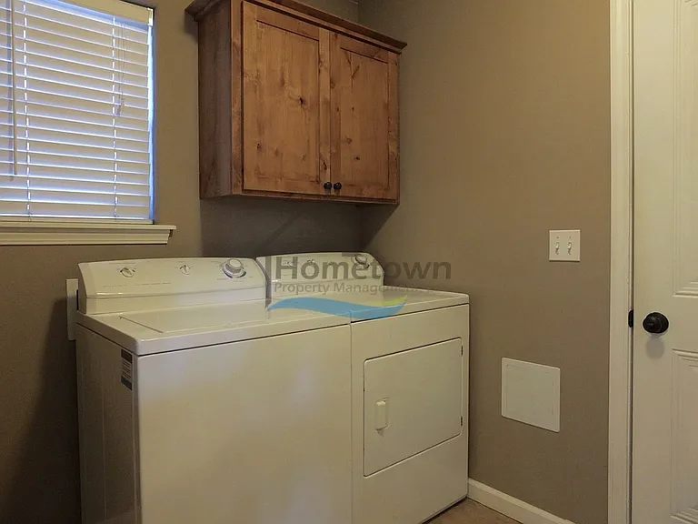 908 E Davis Ave — Photo 11