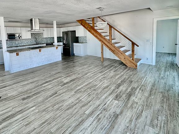 3rd image of 3820 Treasure Cir