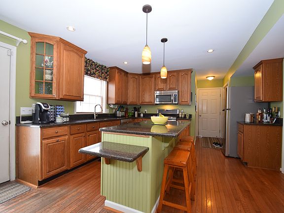 3rd image of 63 E Royal Hill Dr