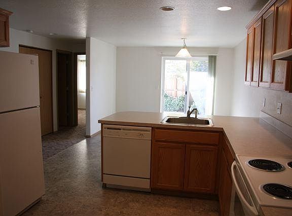 4th image of 515 SW West Hills Dr