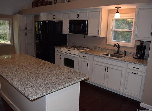 KITCHEN W/ GRANITE COUNTERT...
