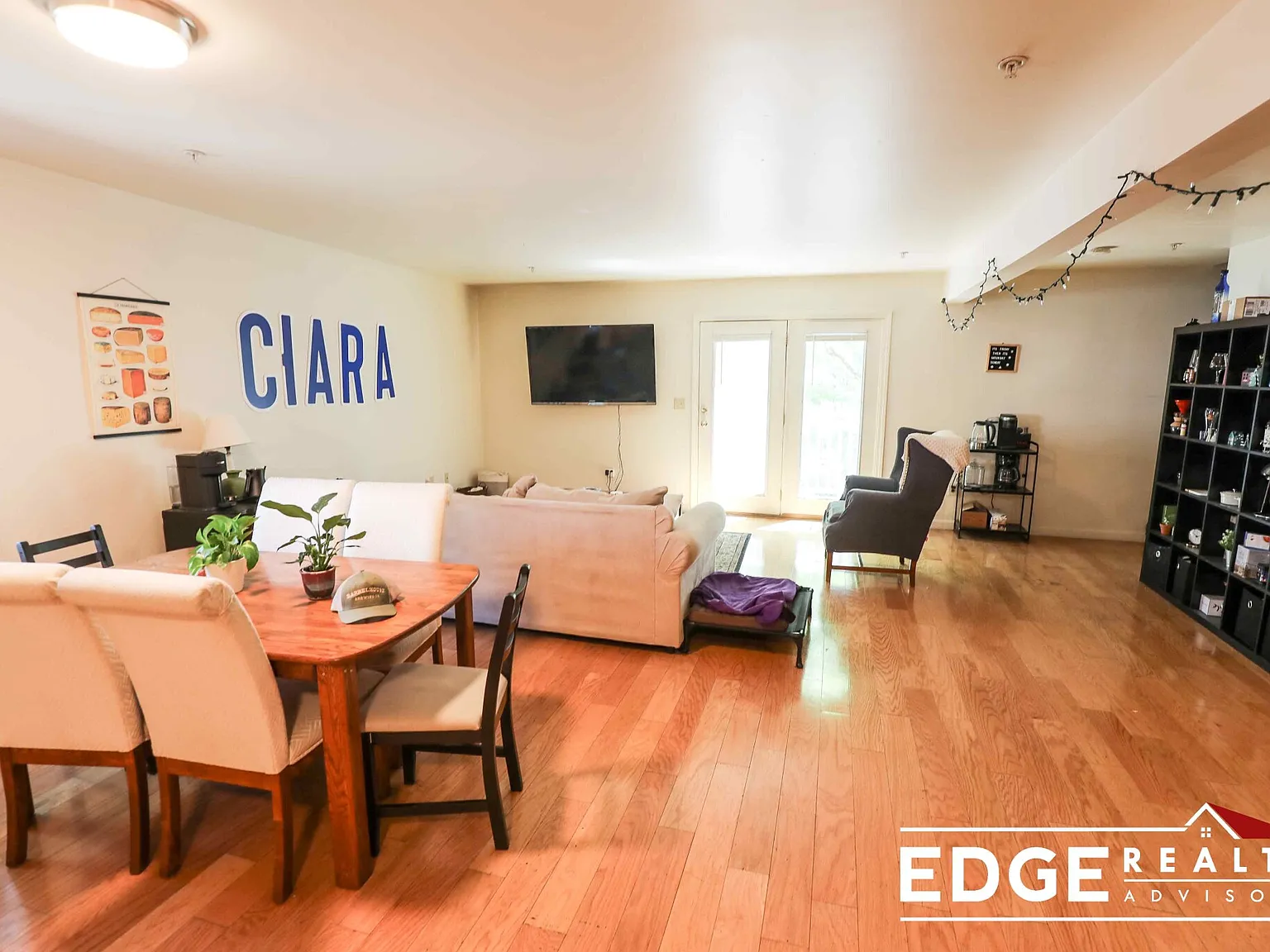 5 bed, 2.5 bath, 2000 sqft, $6,000 — Photo 2