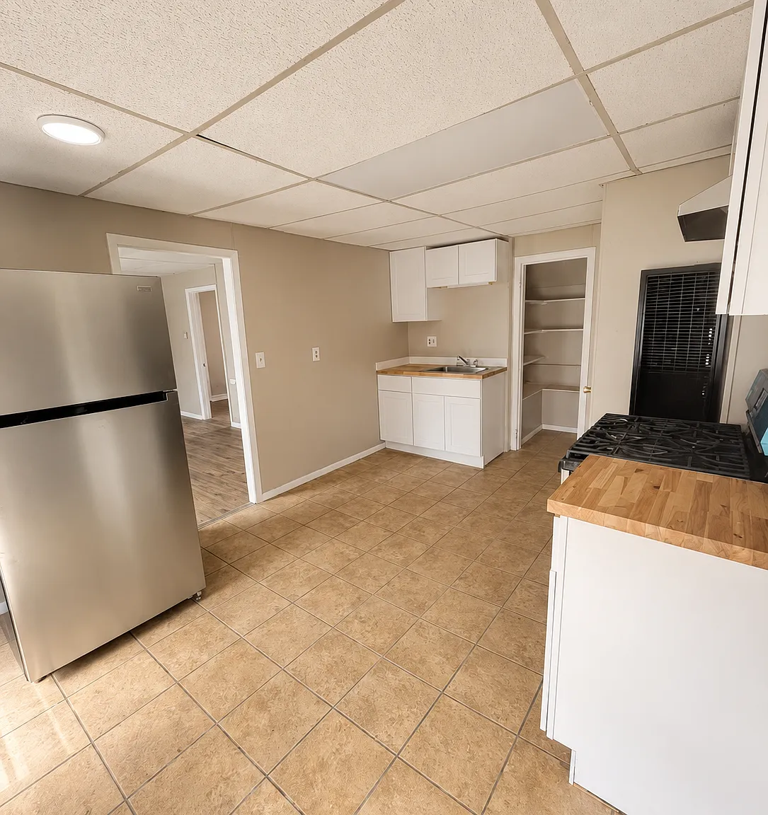 3 bed, 1000 sqft, $1,490 — Photo 2