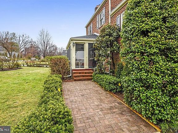 2nd image of 2829 Brook Dr