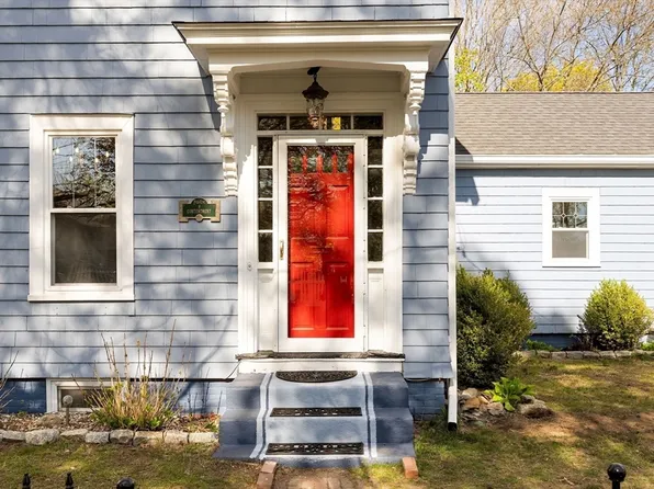8 Contentment Pl, Dedham, MA 02026