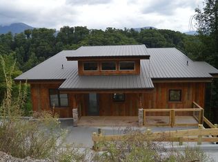 823 Sourwood Dr, Gatlinburg, TN 37738