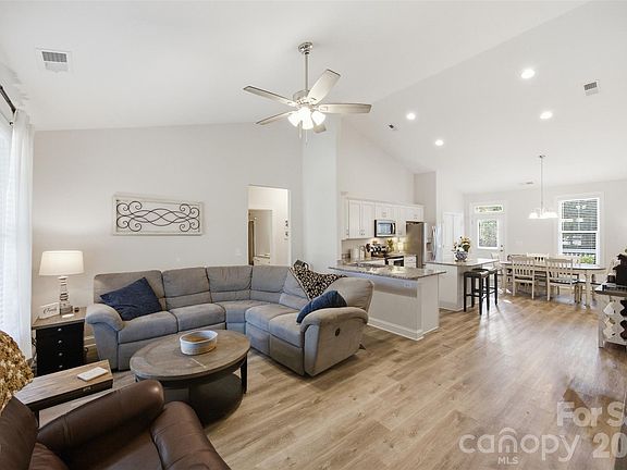 3rd image of 3177 Yosemite Dr