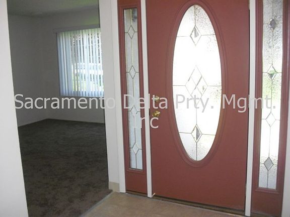 Entry/Formal Living Room