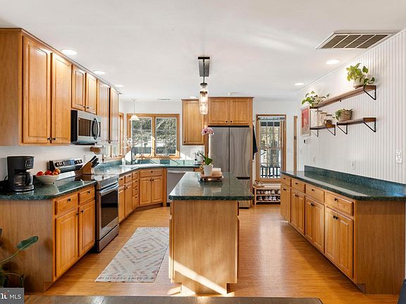 4th image of 1596 River Rd