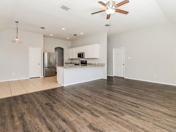 5th image of 910 Bowie Dr